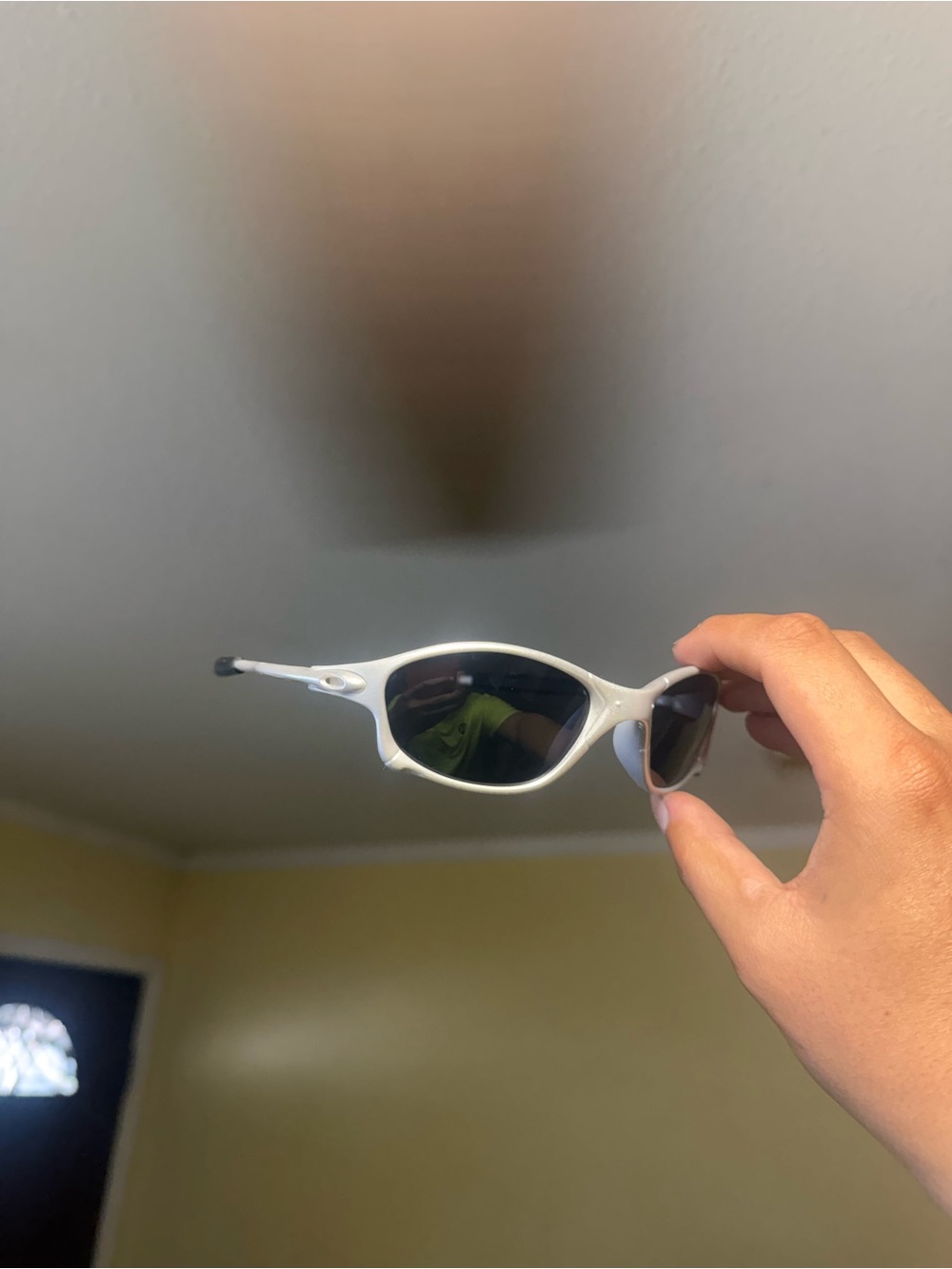 White Women's Sport Sunglasses with Dark Lenses oaks